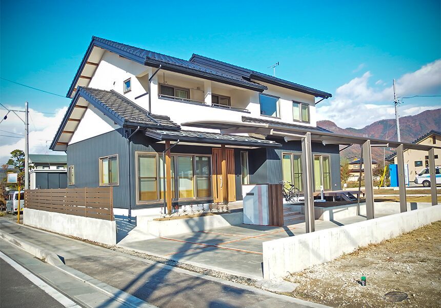 塗り壁・鉄板・木のあらわしによる風格ある外観