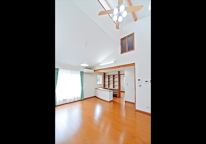 開放的な勾配天井と有効活用した小屋裏空間